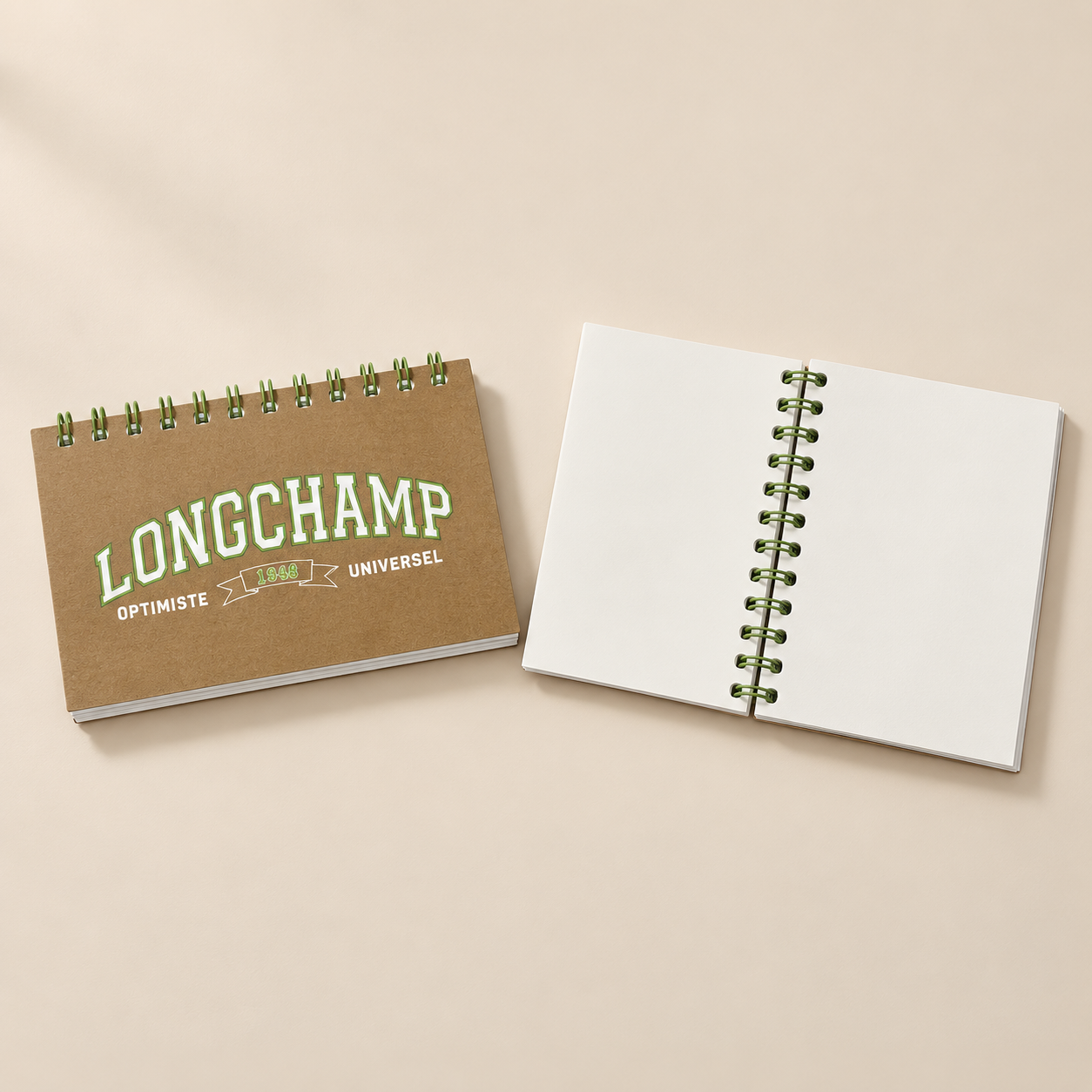 Carnets personnalisés avec différentes couvertures et une page intérieure lignée ; à utiliser seulement si la photo représente ce sujet.